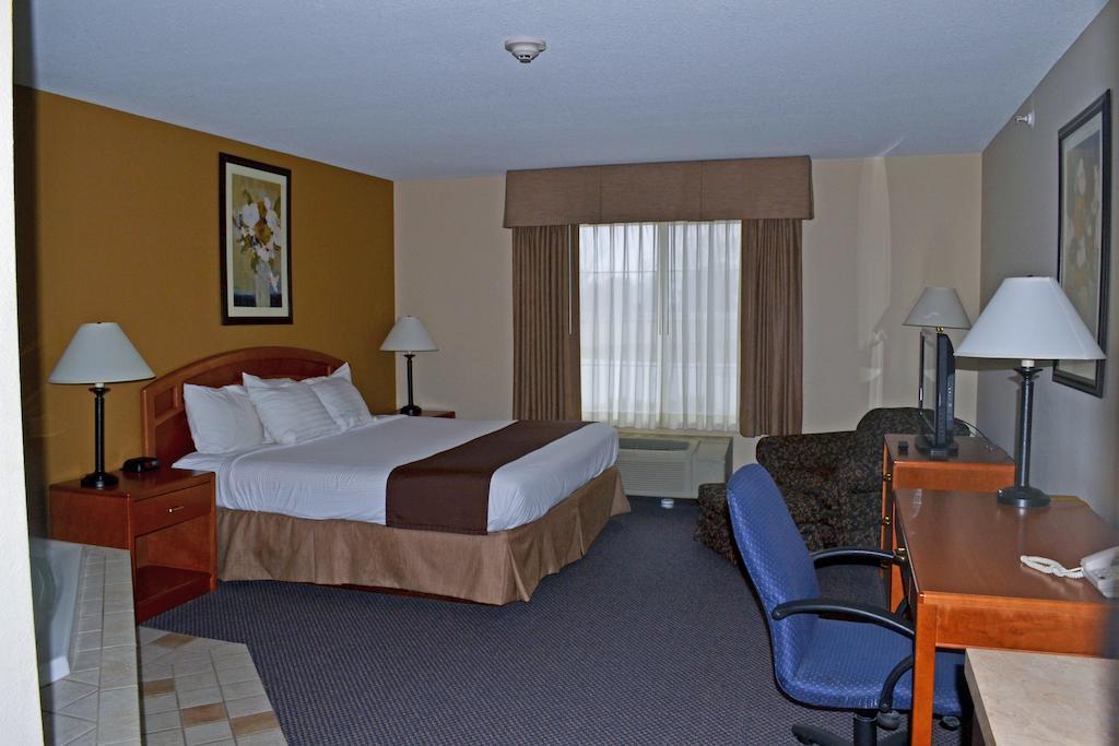 Paola Inn And Suites Номер фото