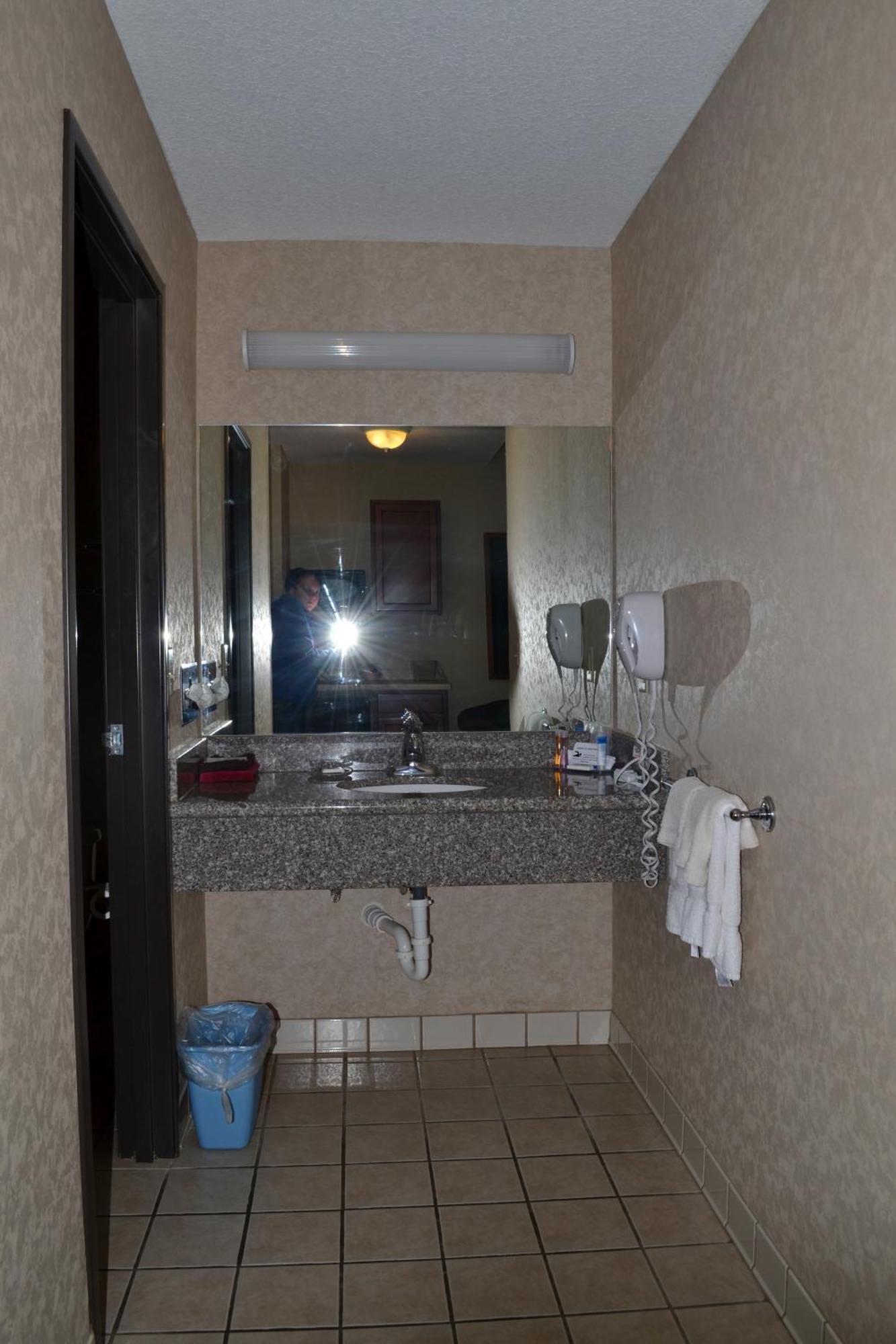 Paola Inn And Suites Екстер'єр фото