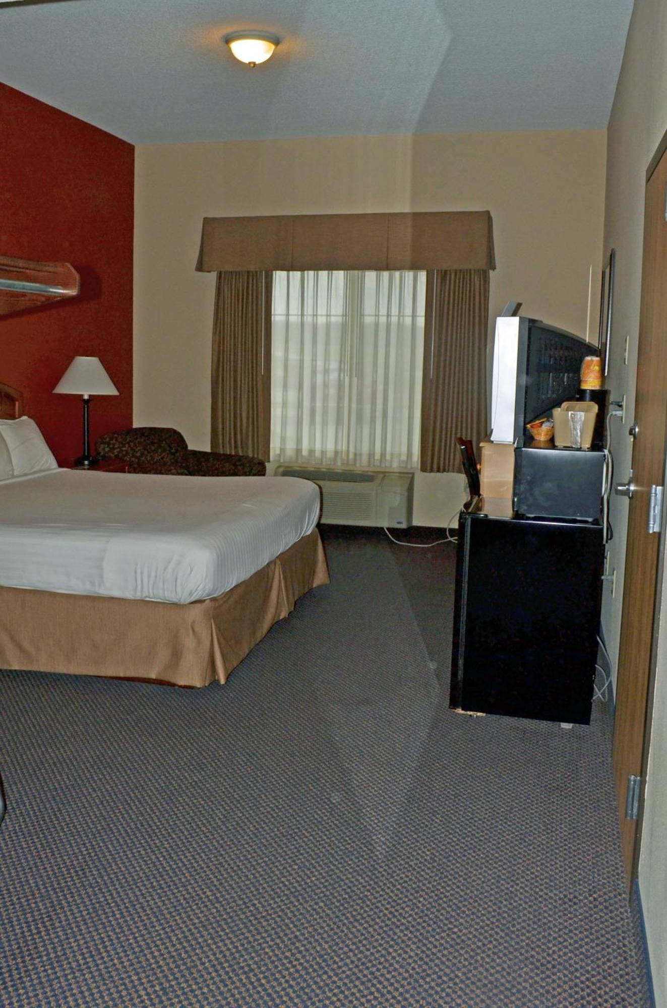 Paola Inn And Suites Екстер'єр фото
