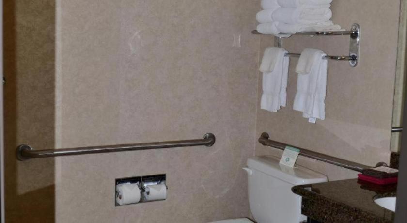 Paola Inn And Suites Екстер'єр фото