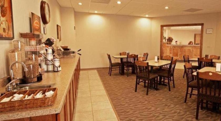 Paola Inn And Suites Екстер'єр фото