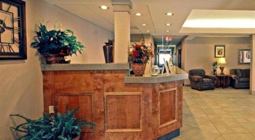 Paola Inn And Suites Екстер'єр фото