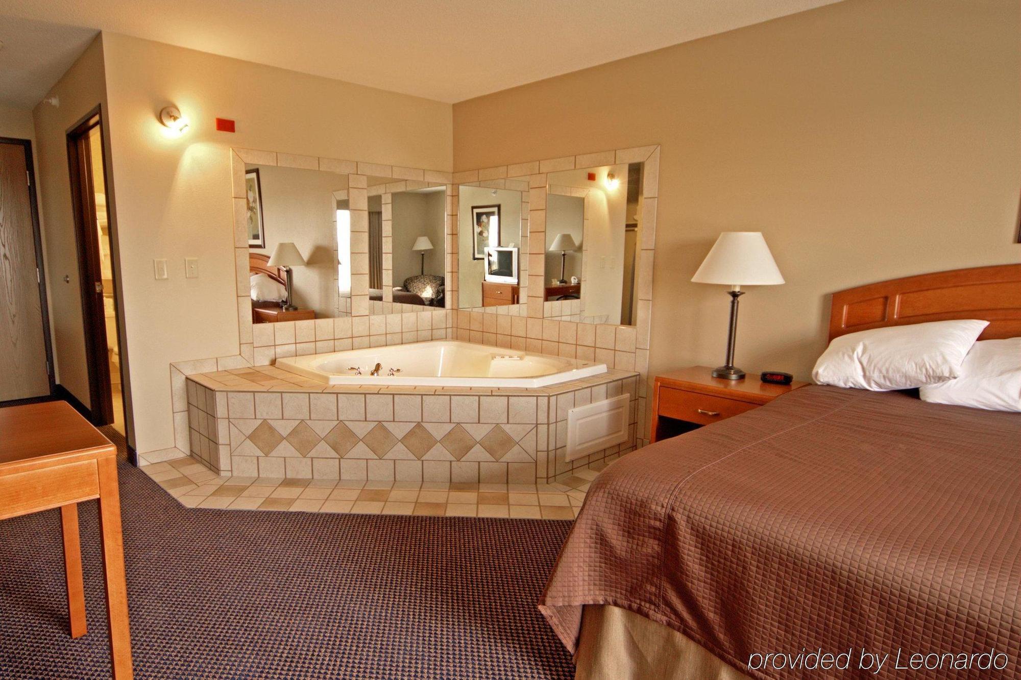 Paola Inn And Suites Номер фото