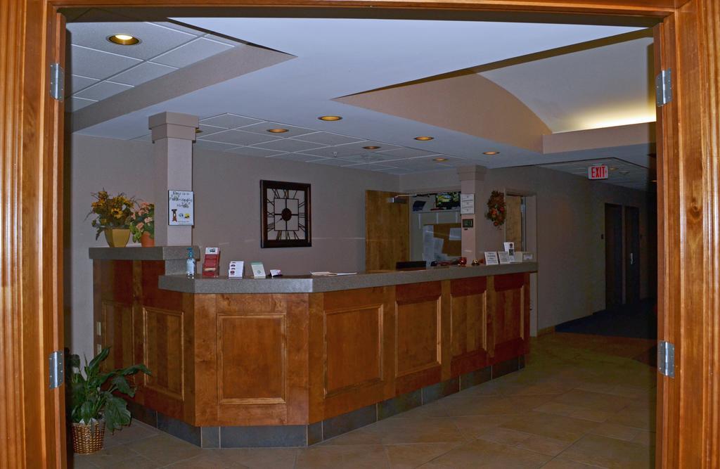 Paola Inn And Suites Екстер'єр фото