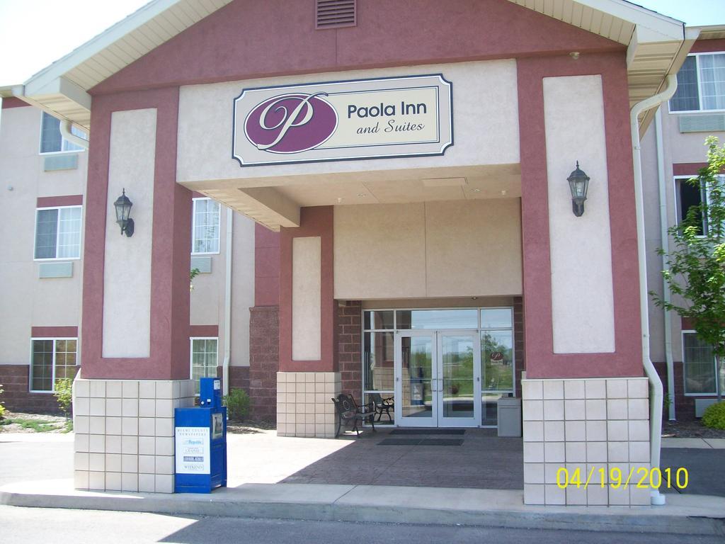 Paola Inn And Suites Екстер'єр фото