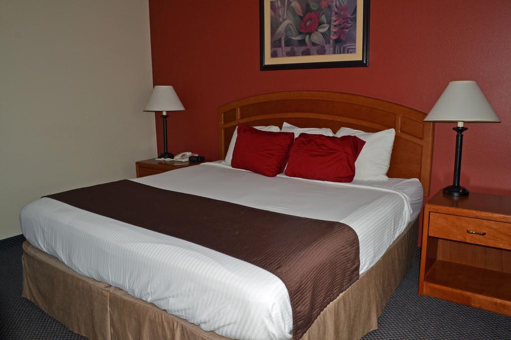 Paola Inn And Suites Екстер'єр фото