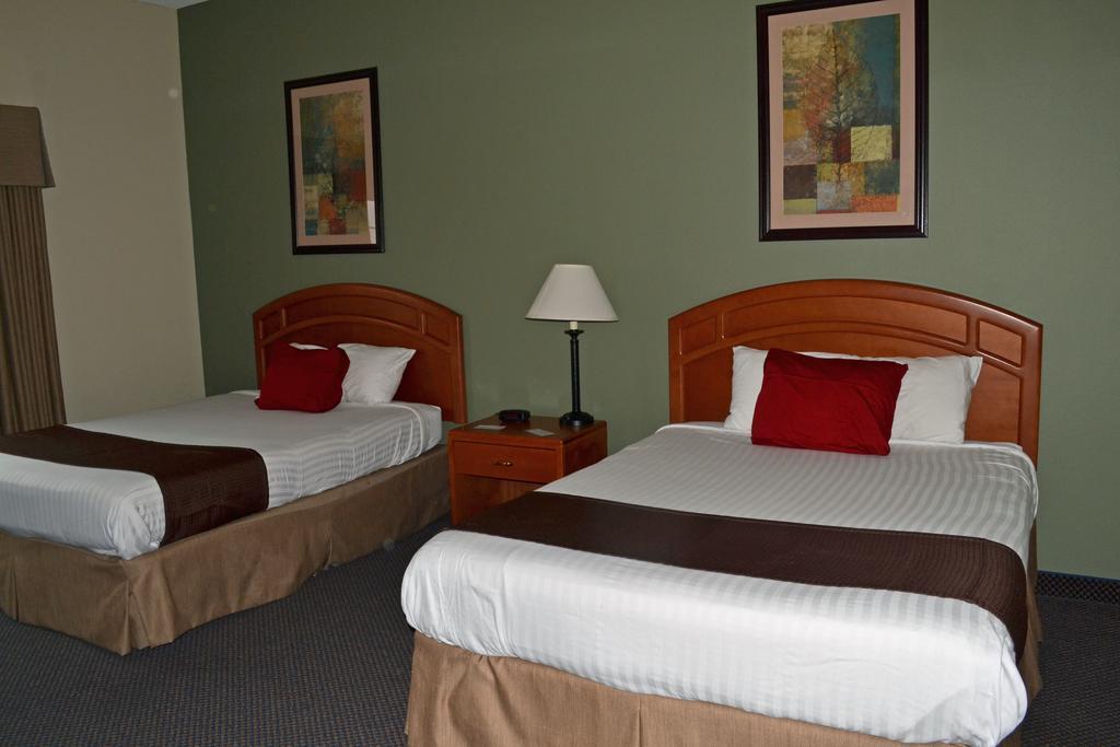 Paola Inn And Suites Екстер'єр фото