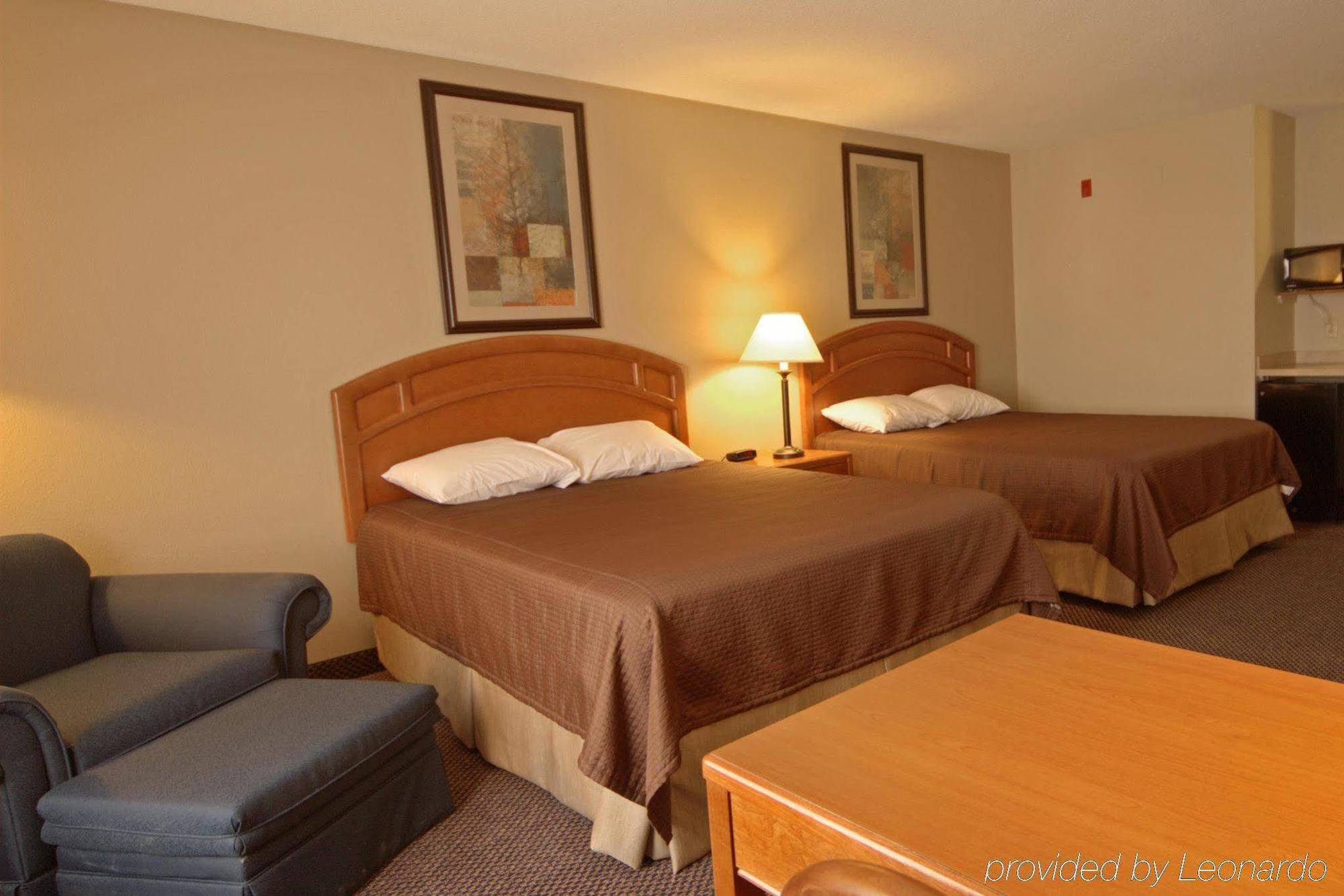 Paola Inn And Suites Екстер'єр фото