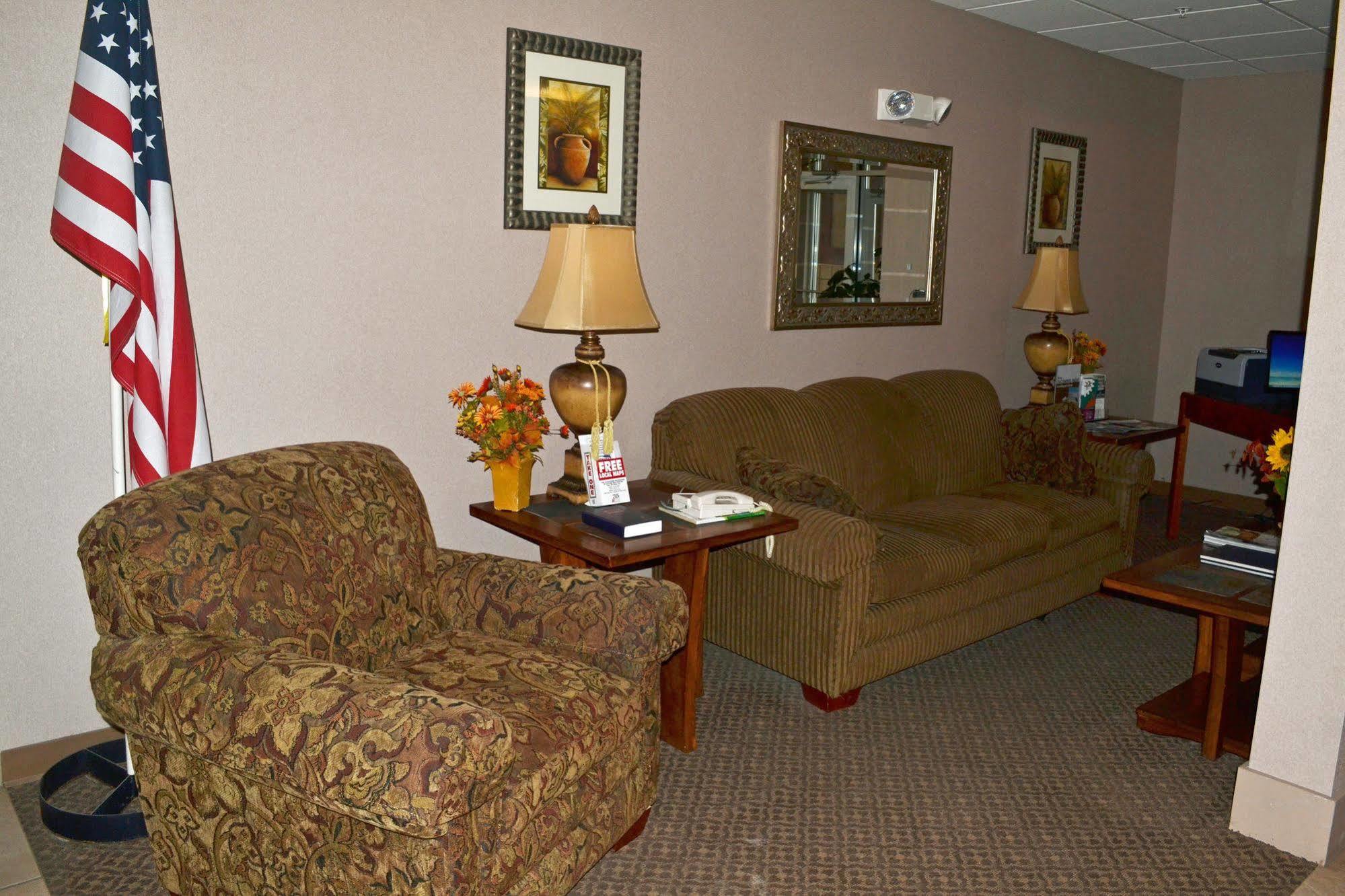 Paola Inn And Suites Екстер'єр фото