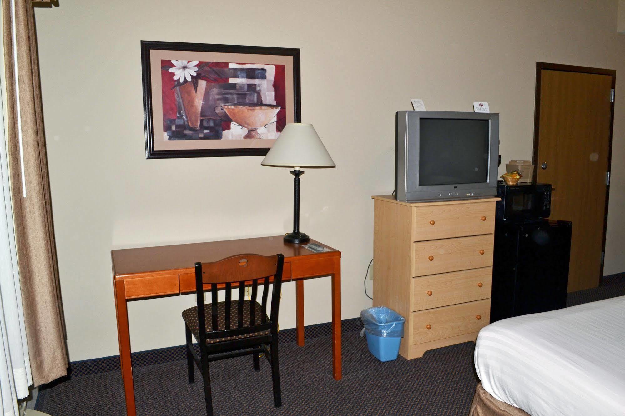 Paola Inn And Suites Екстер'єр фото
