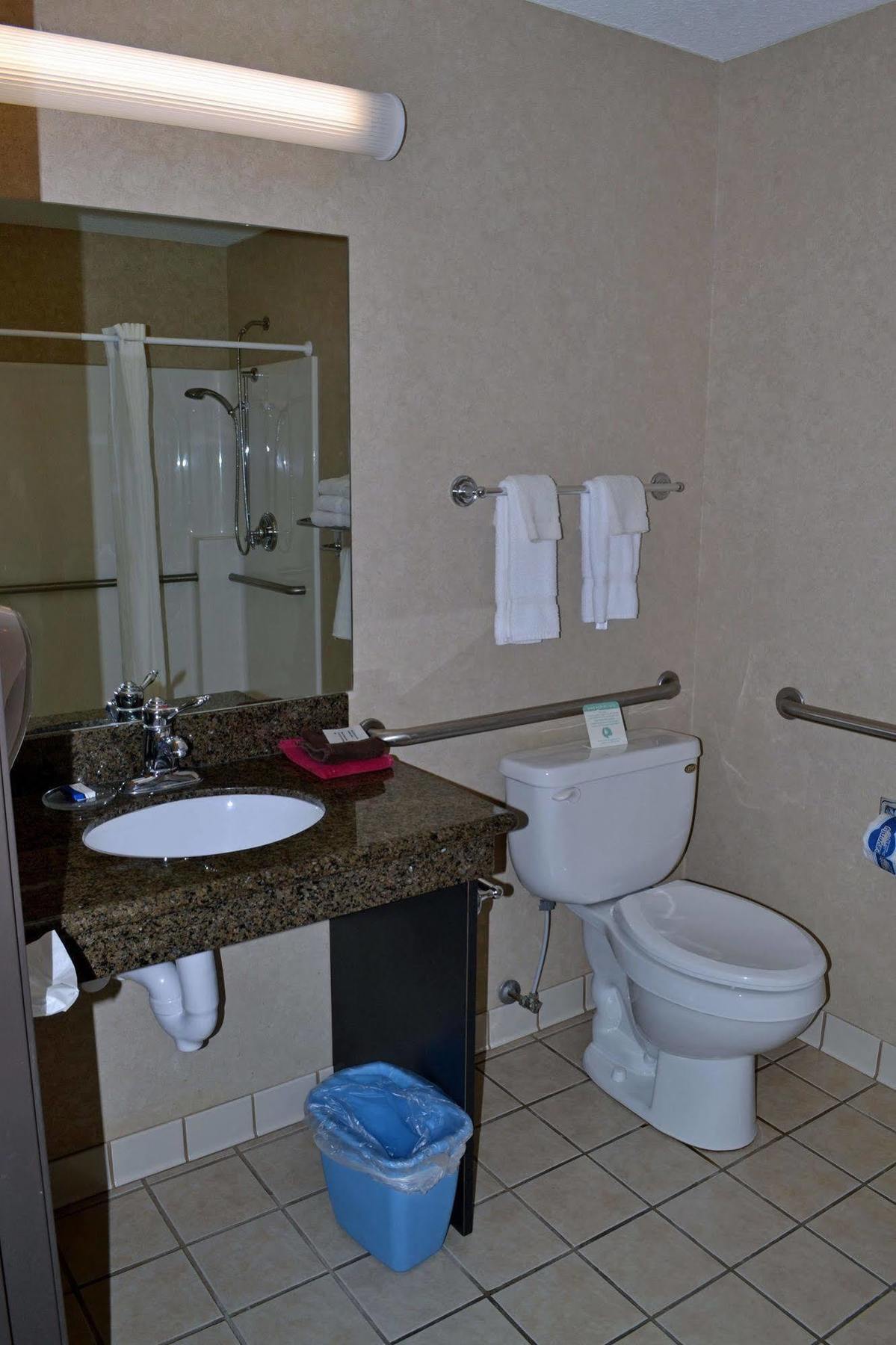 Paola Inn And Suites Екстер'єр фото