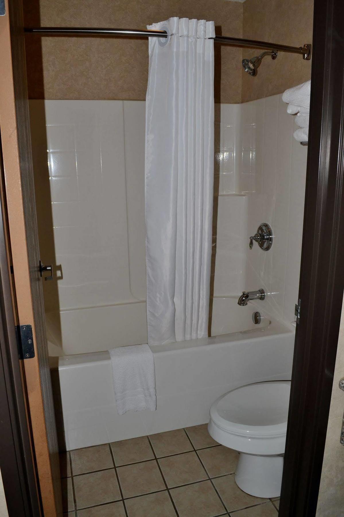 Paola Inn And Suites Екстер'єр фото