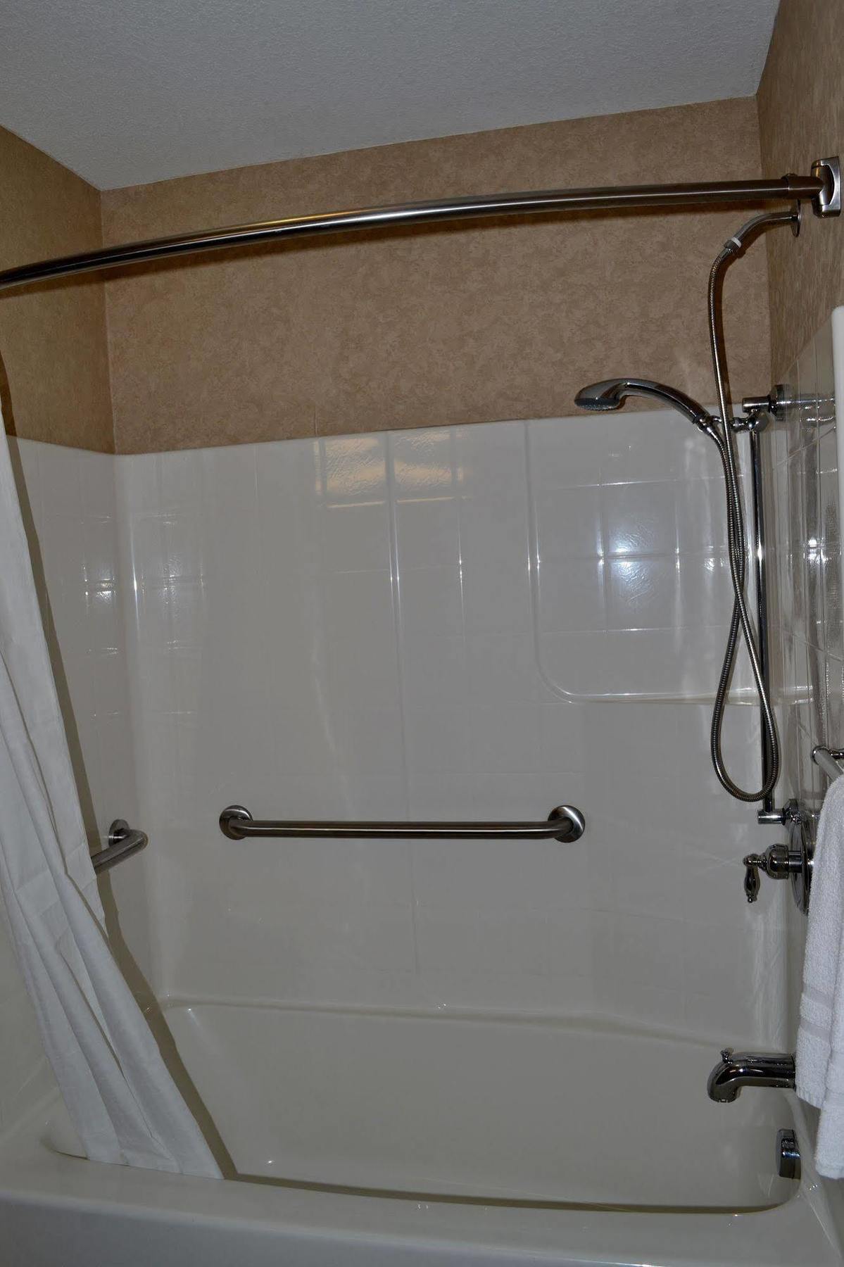 Paola Inn And Suites Екстер'єр фото