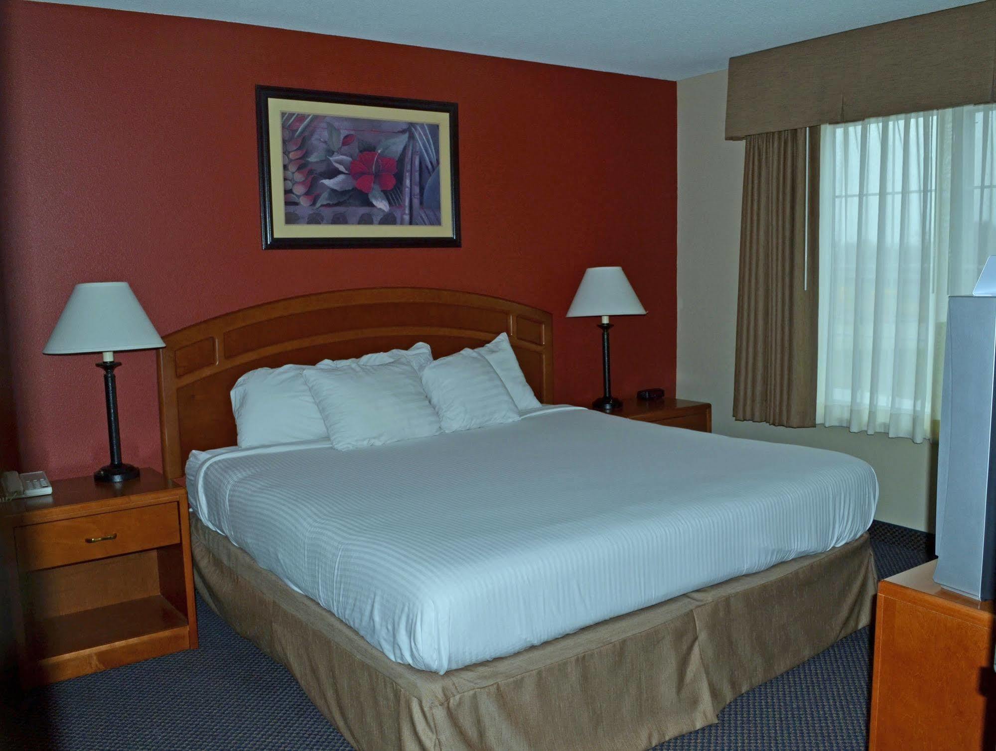 Paola Inn And Suites Екстер'єр фото