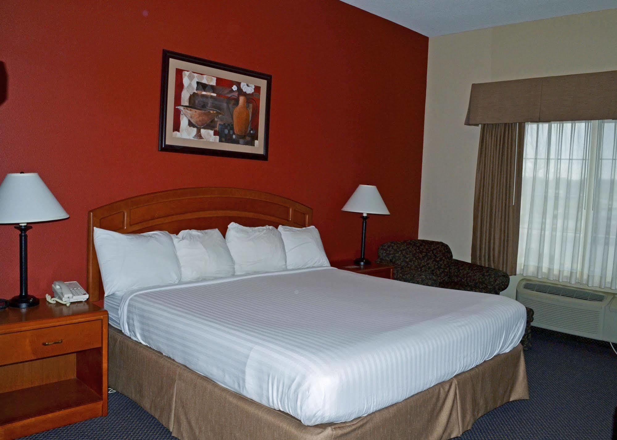 Paola Inn And Suites Екстер'єр фото