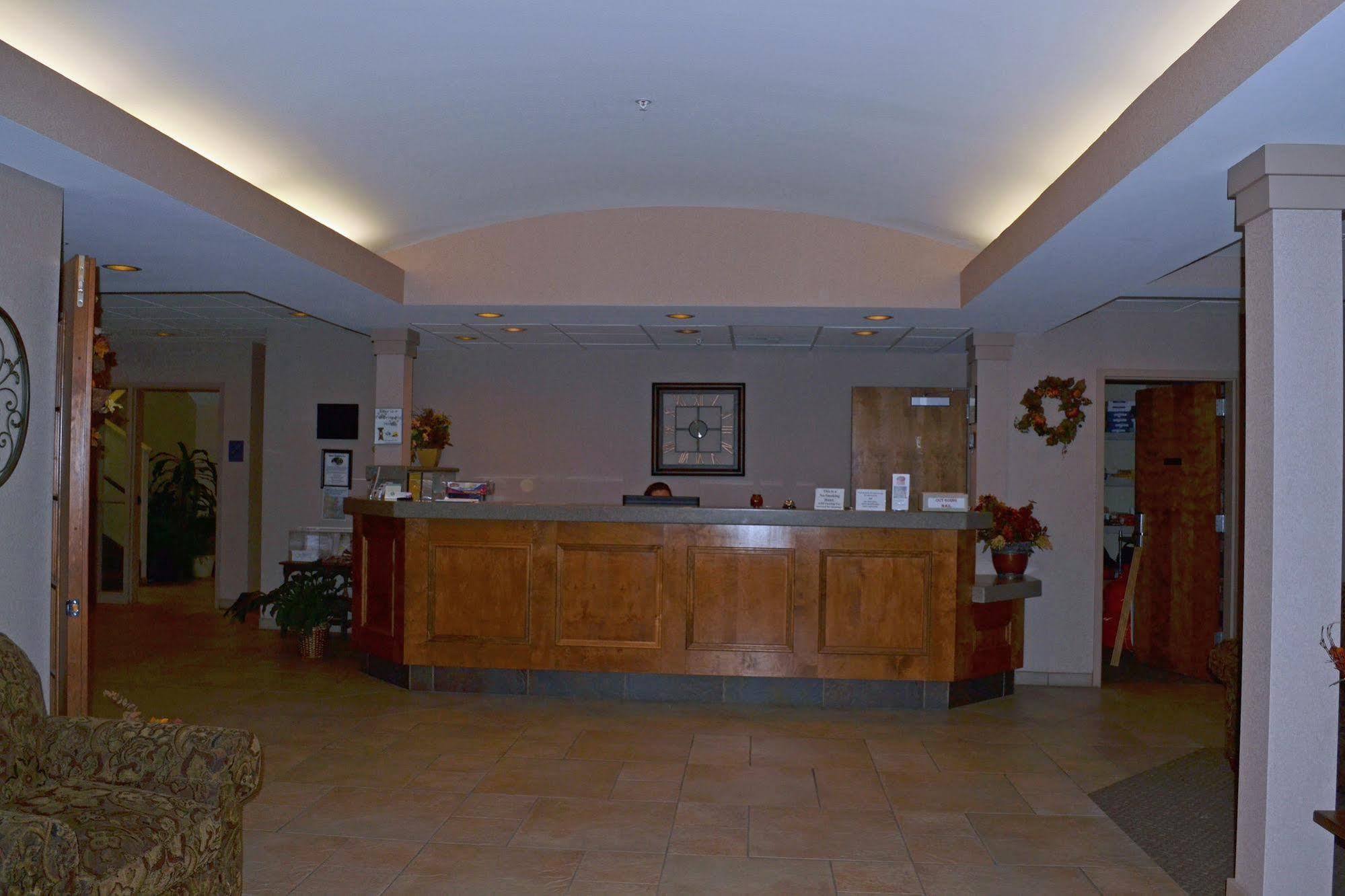Paola Inn And Suites Екстер'єр фото