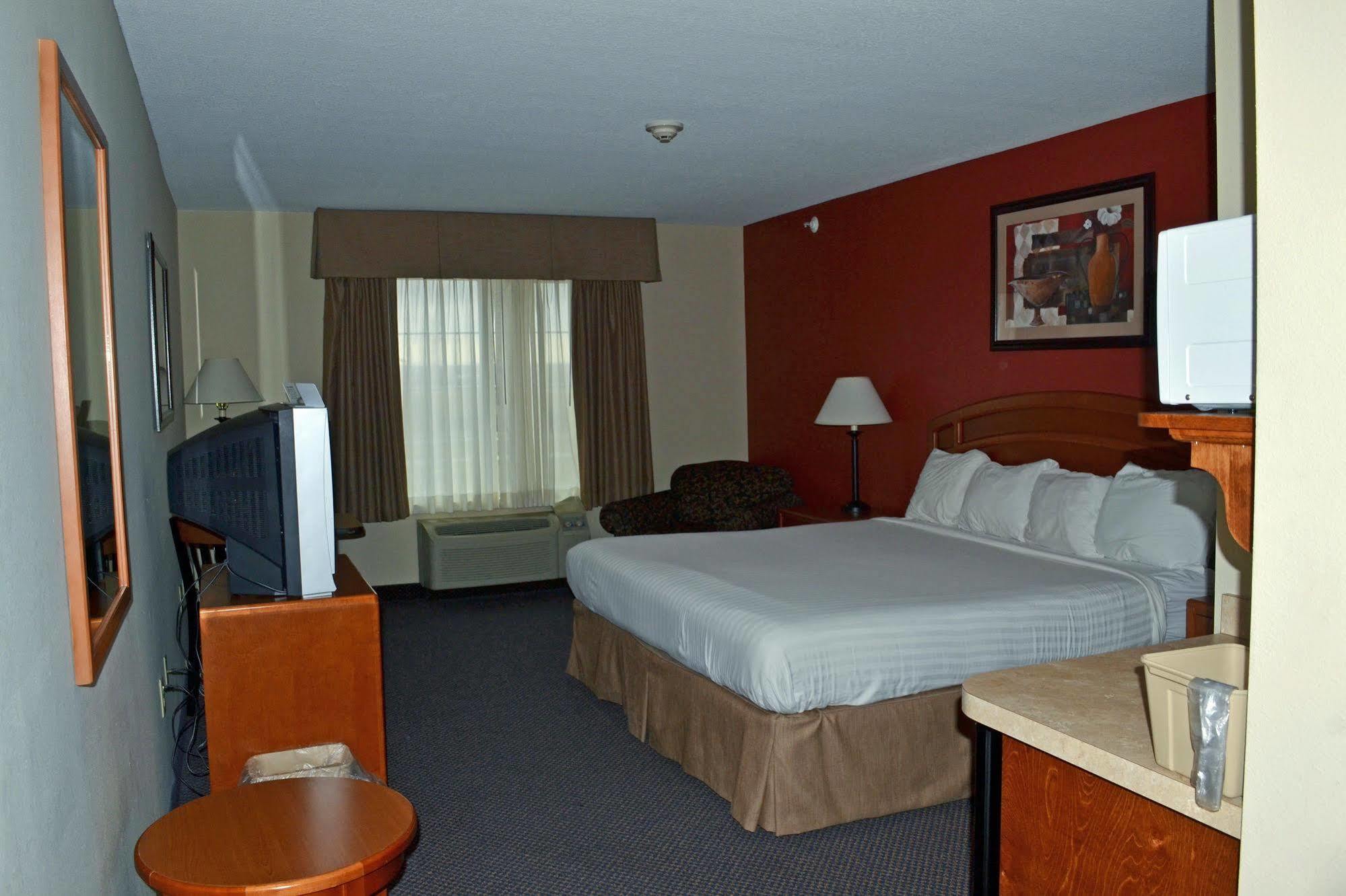 Paola Inn And Suites Екстер'єр фото