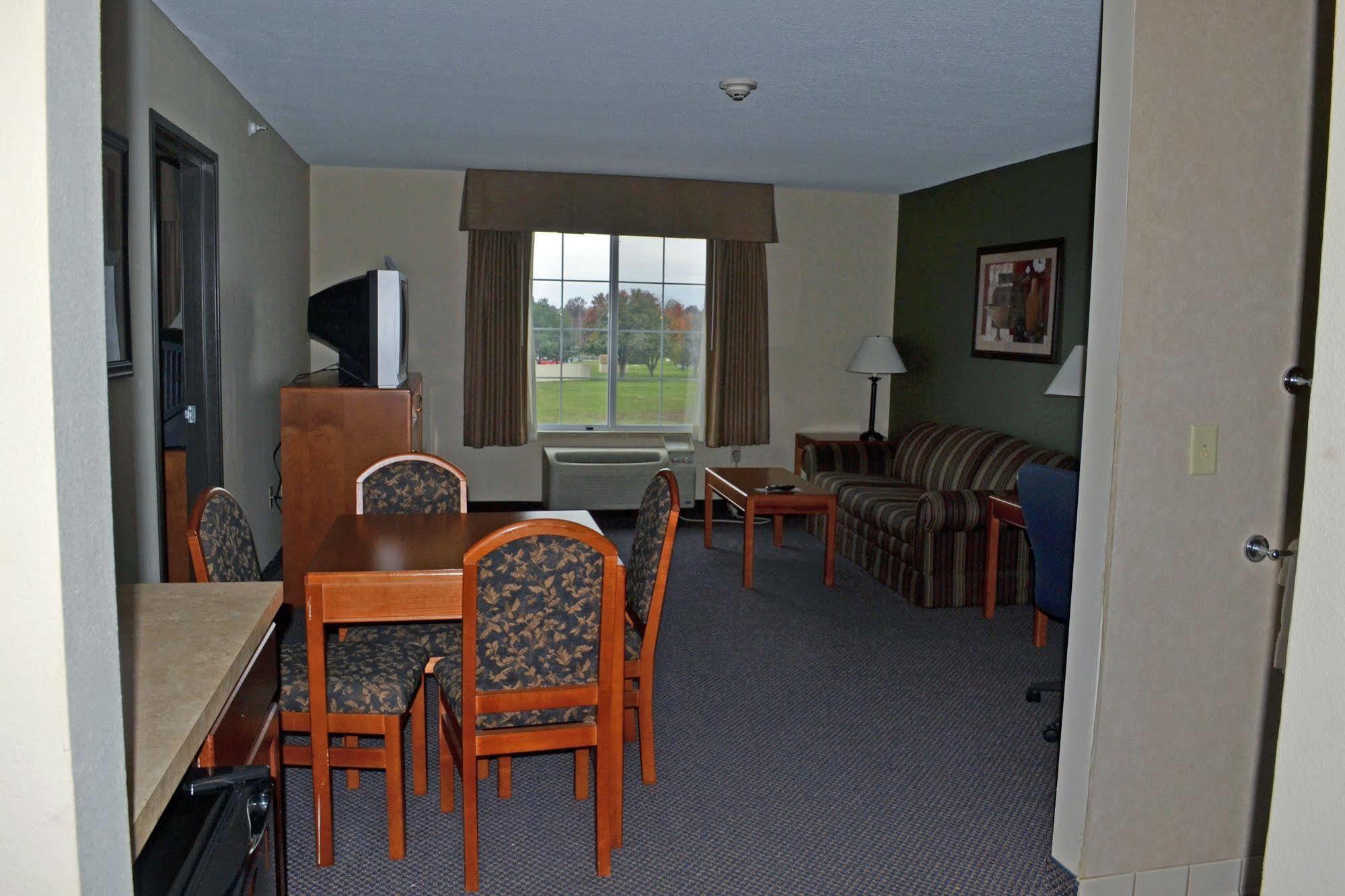 Paola Inn And Suites Екстер'єр фото