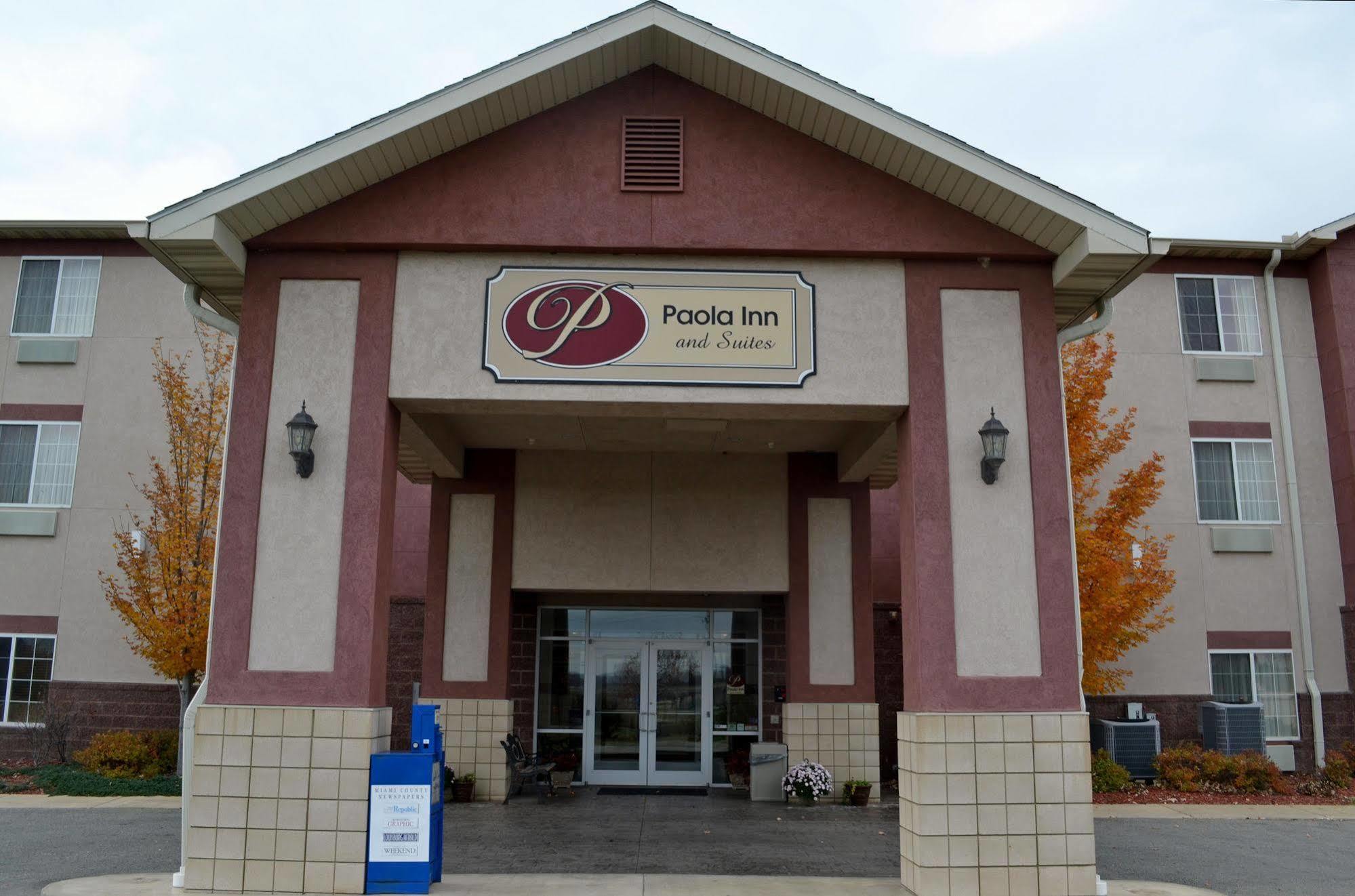 Paola Inn And Suites Екстер'єр фото
