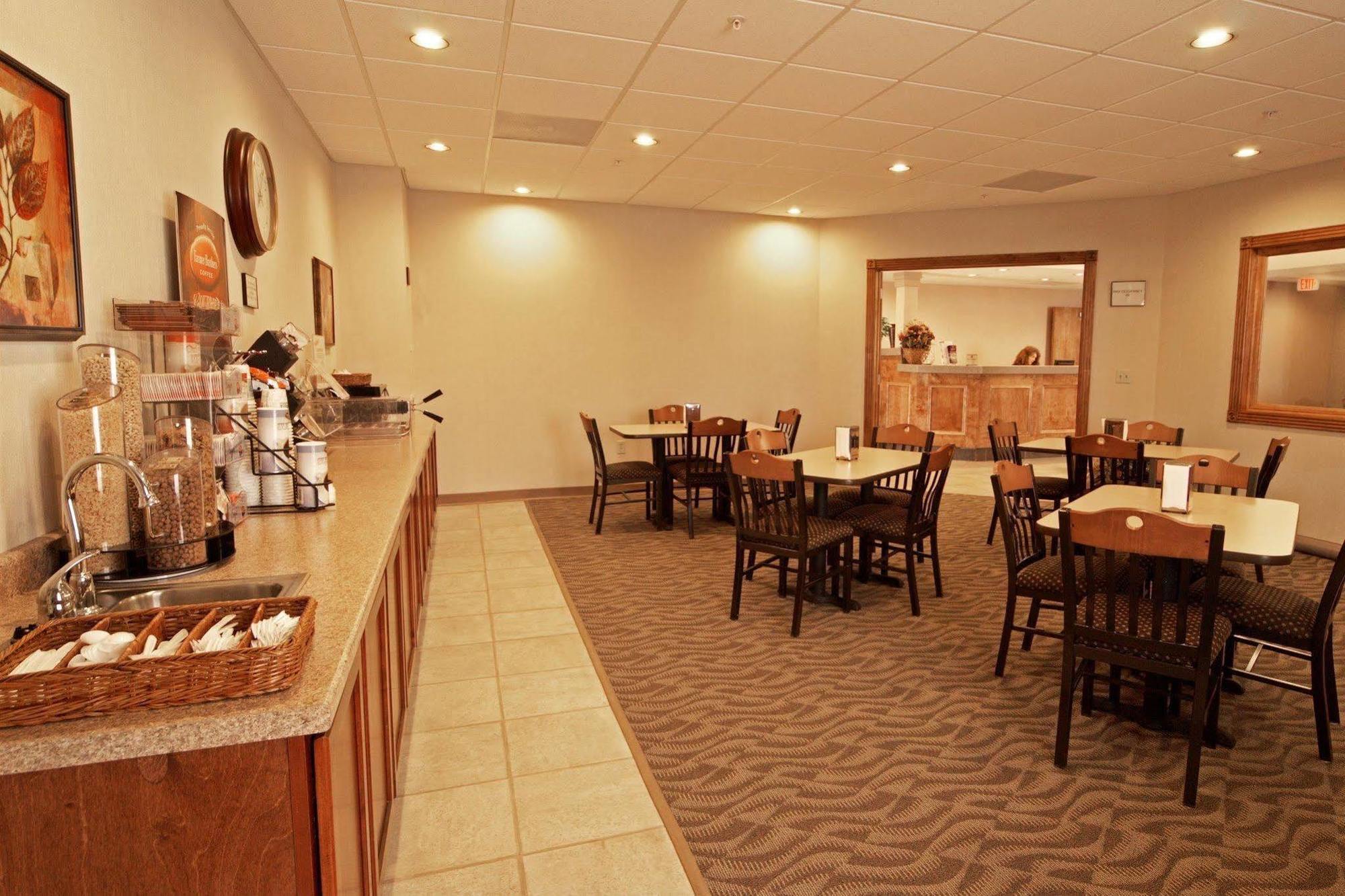 Paola Inn And Suites Екстер'єр фото
