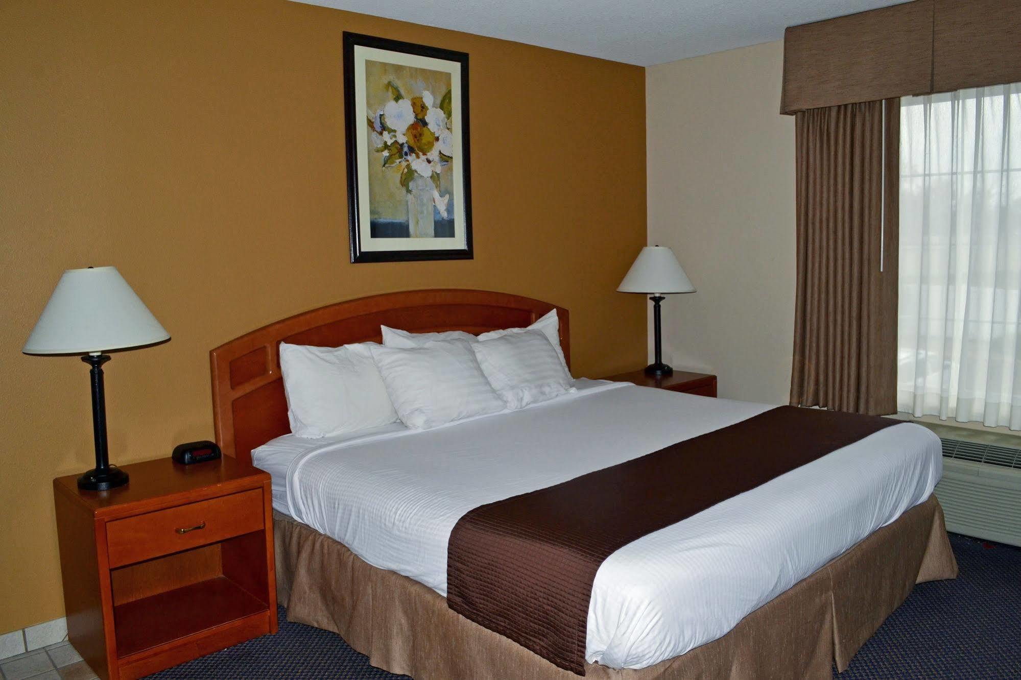 Paola Inn And Suites Екстер'єр фото