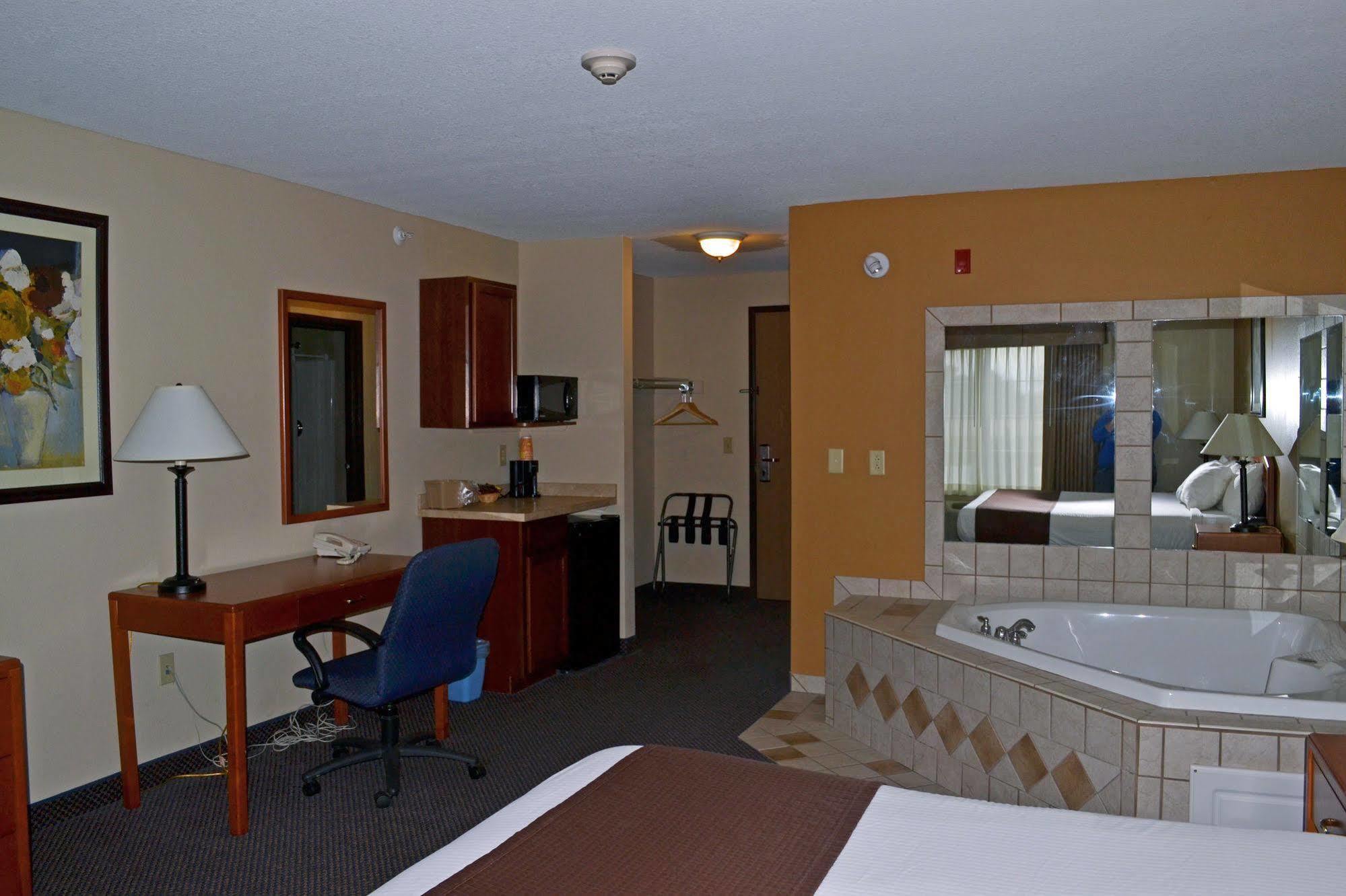 Paola Inn And Suites Екстер'єр фото
