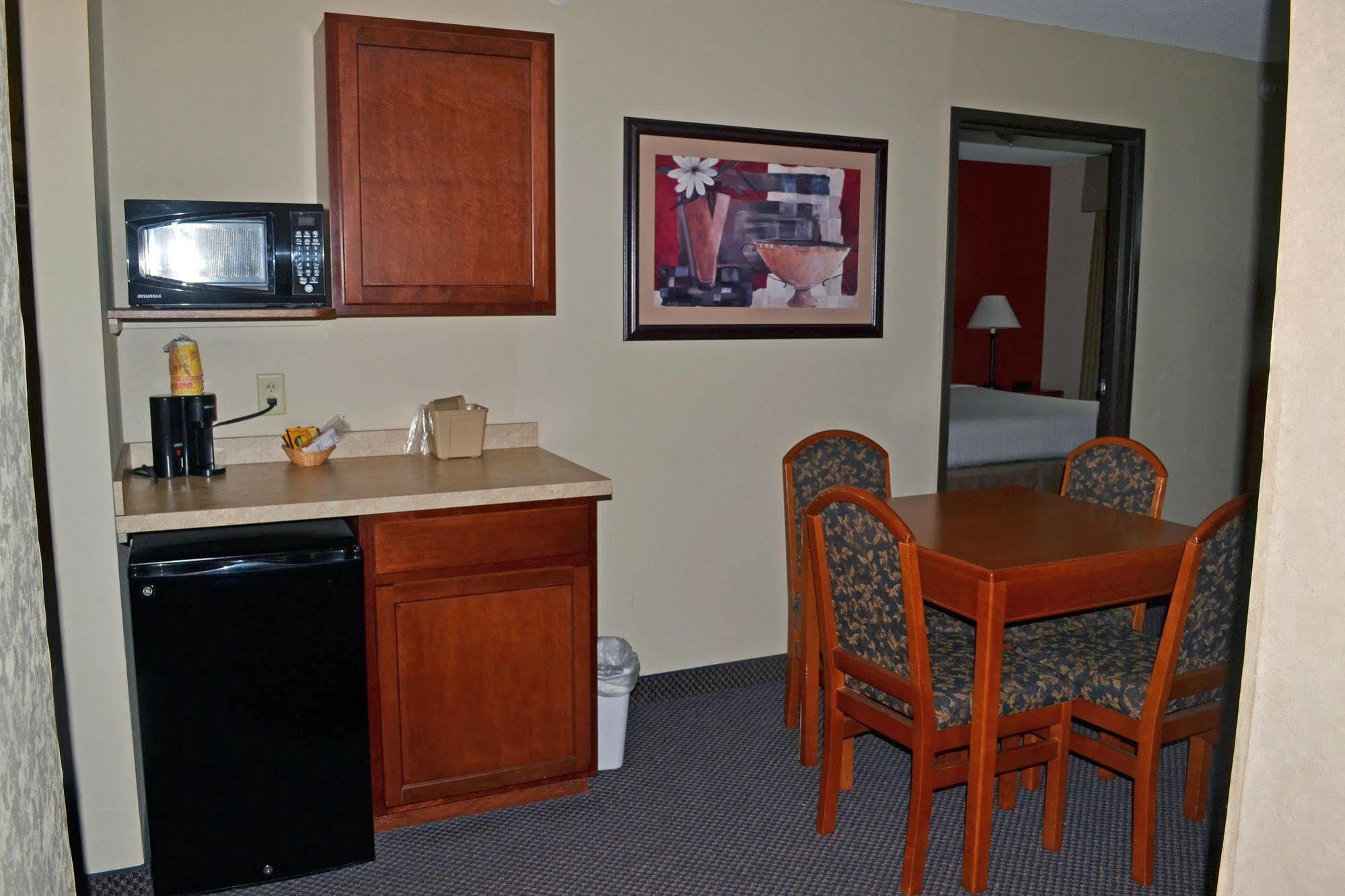 Paola Inn And Suites Екстер'єр фото